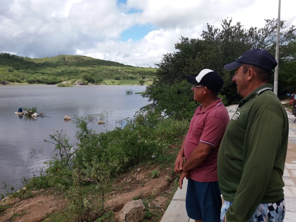 Barragem Caldeirões transborda e deságua no Jaguaribe