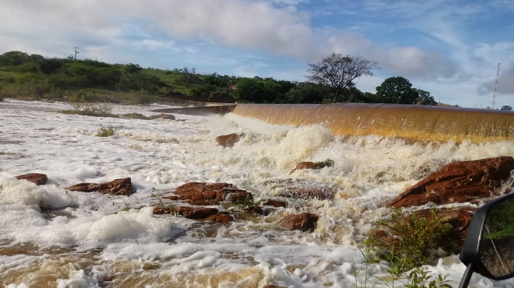 Barragem de Jucás transborda e vira atração