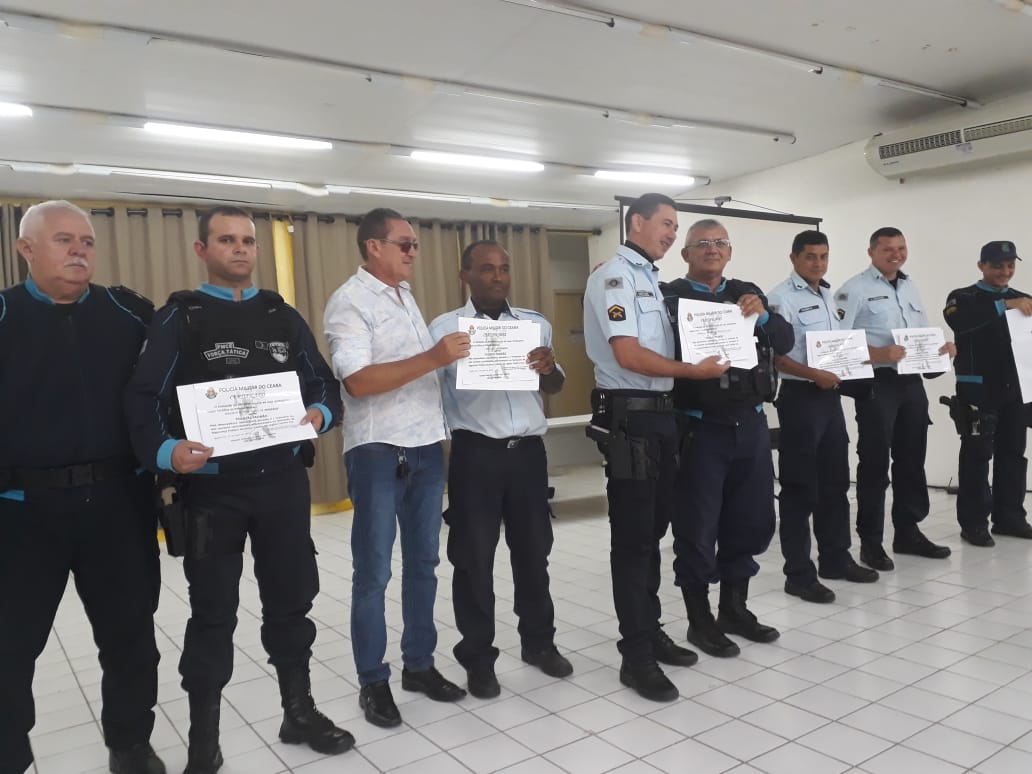 Policiais da reserva e da ativa homenageados em reunião da AIS-21