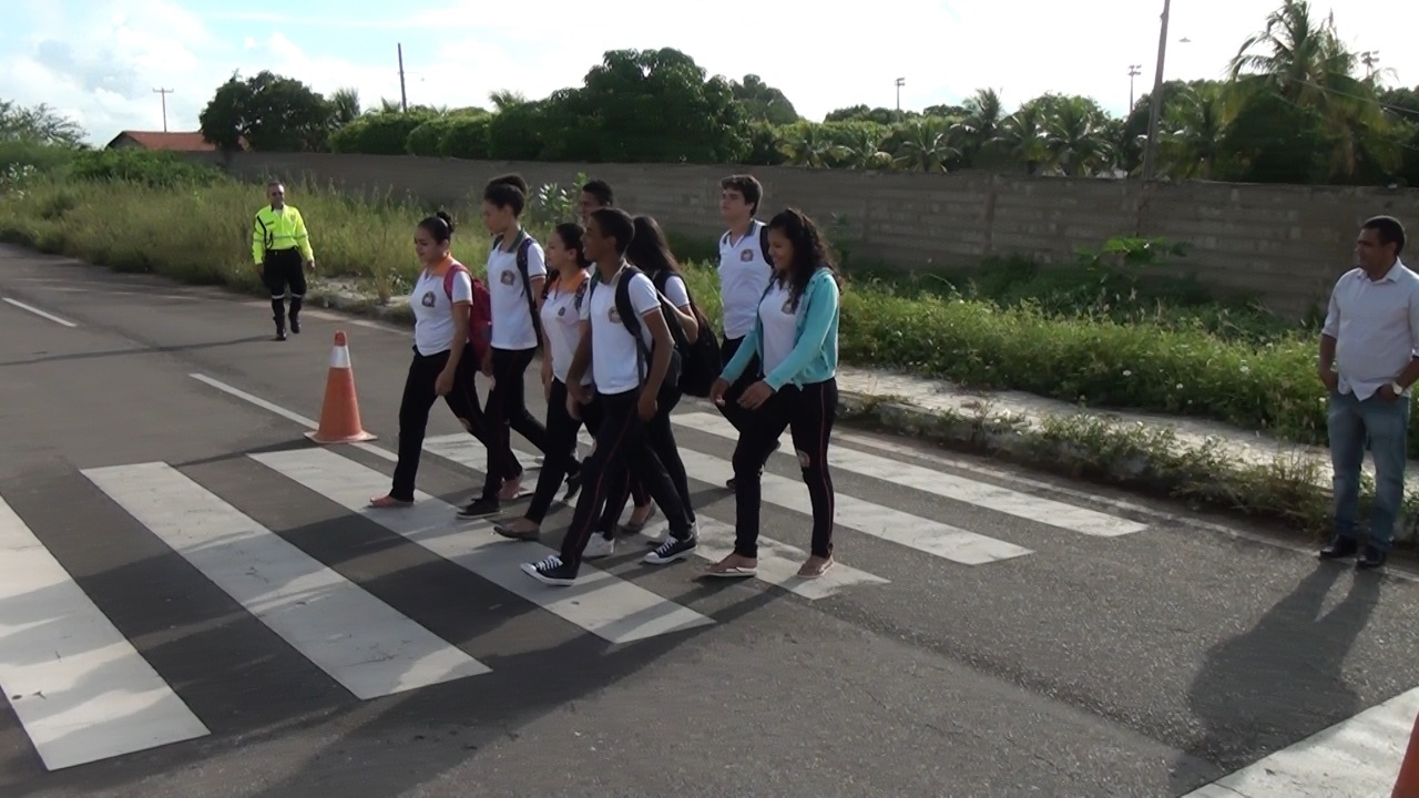 DEMUTRAN realiza ação educativa para uso correto da faixa de pedestre