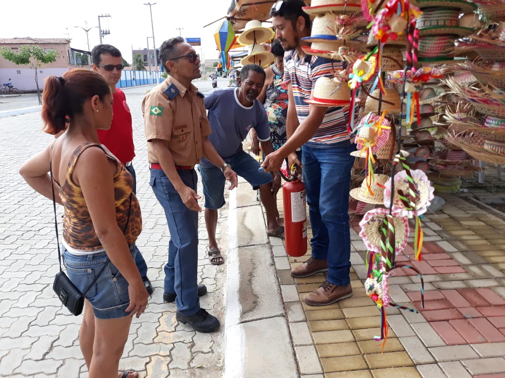 Bombeiros fiscalizam e orientam sobre venda de fogos