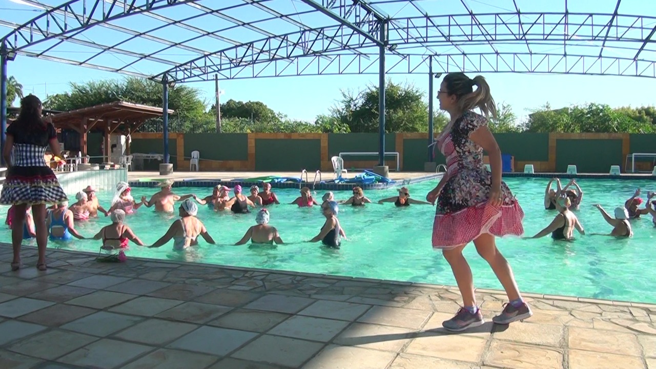 Grupos de hidroginástica realizam festa junina na piscina