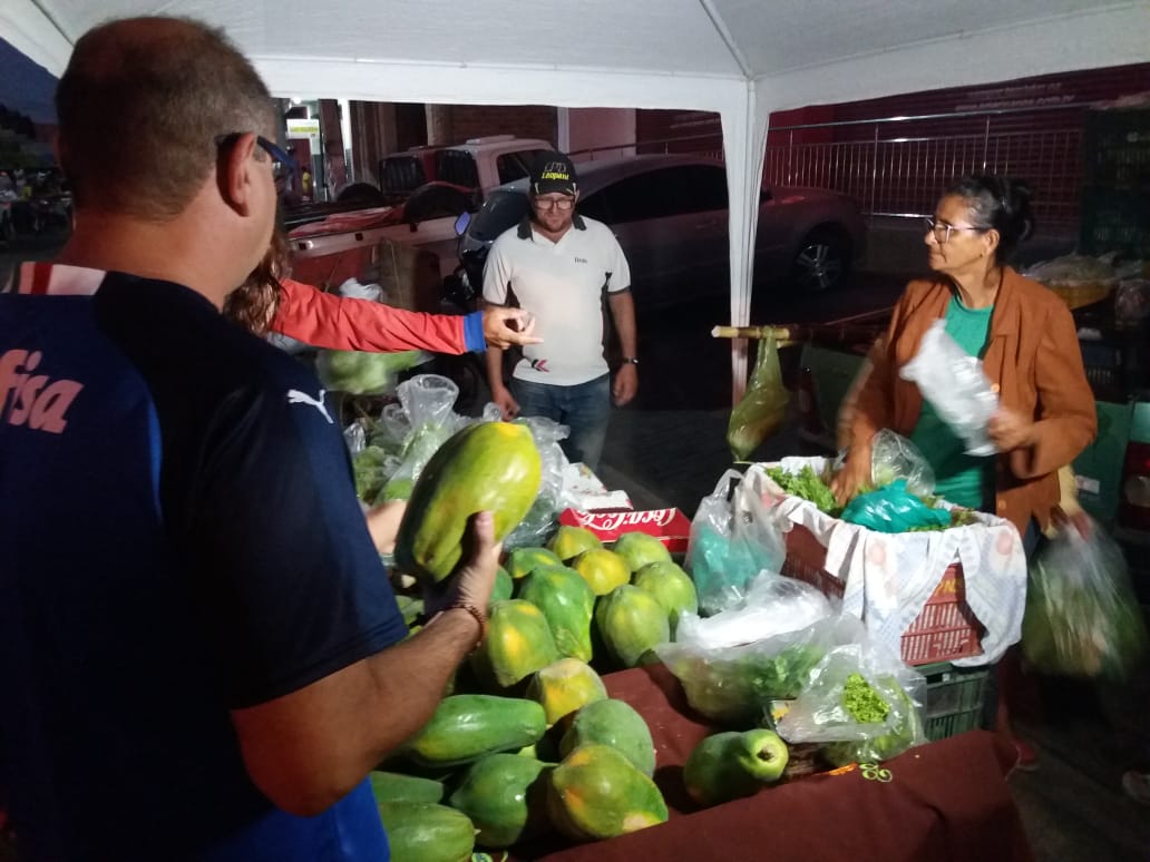 Consumidores de Iguatu madrugam para comprar produtos sem agrotóxicos