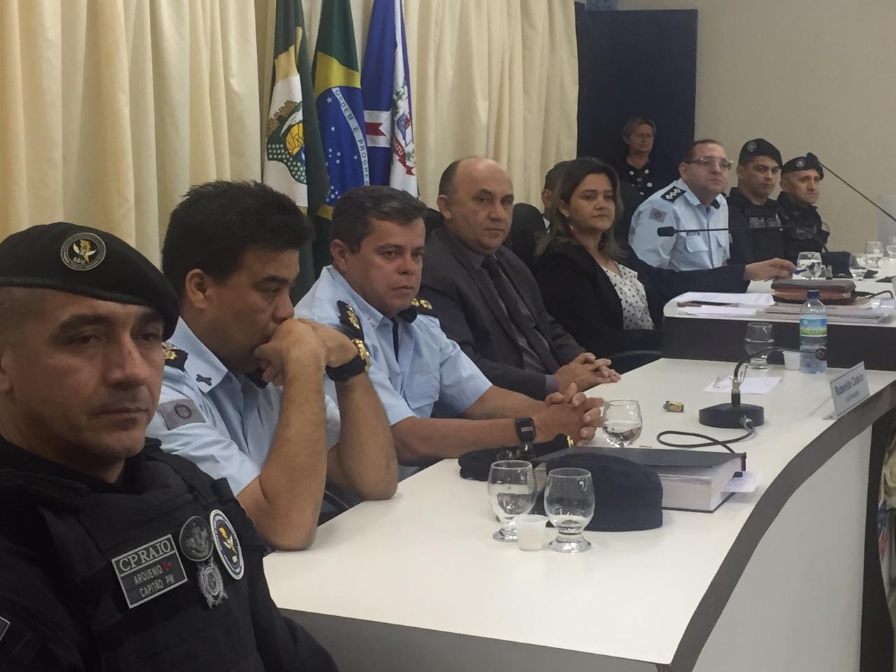 Câmara homenageia policiais e aprova convênio para EXPOIGUATU