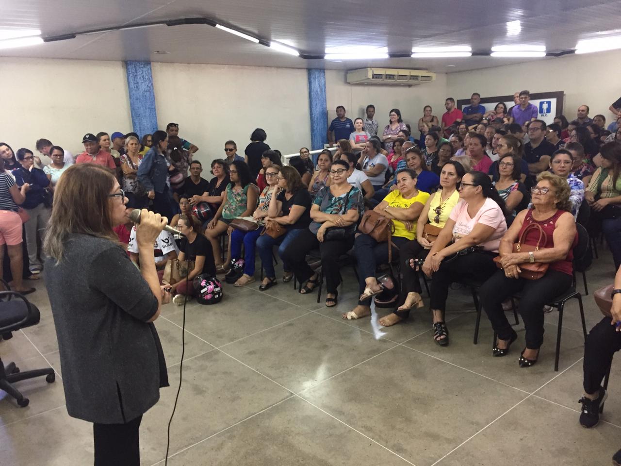 Professores deliberam retorno de greve após assembleia