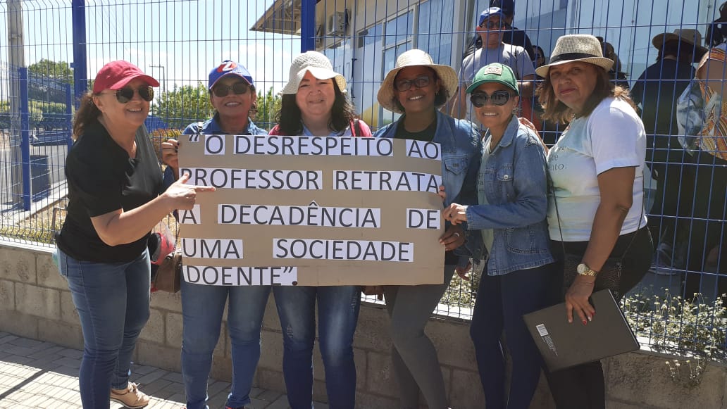 Professores da rede municipal cobram diálogo com prefeito