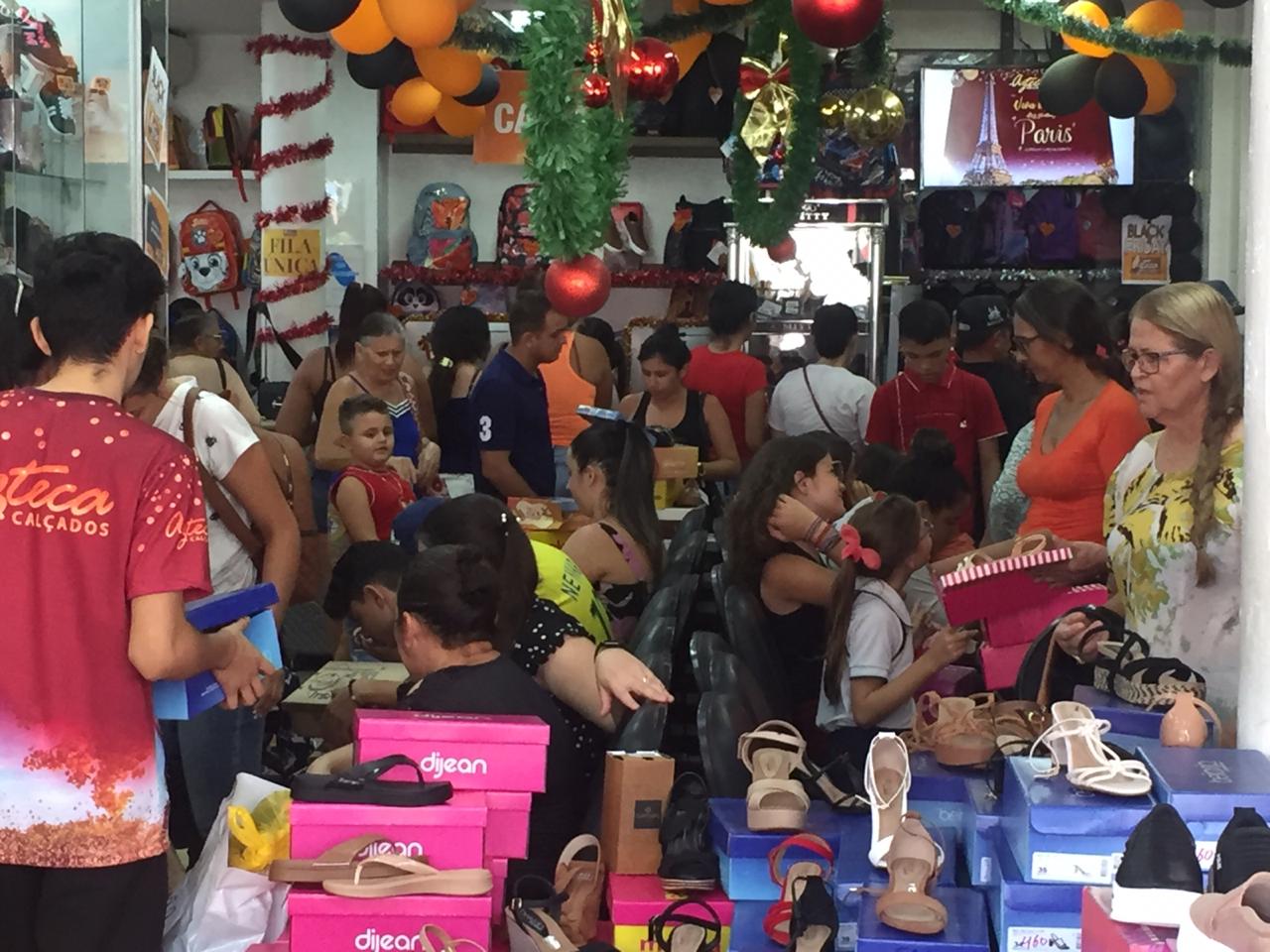 Consumidores intensificam compras no Centro de Iguatu