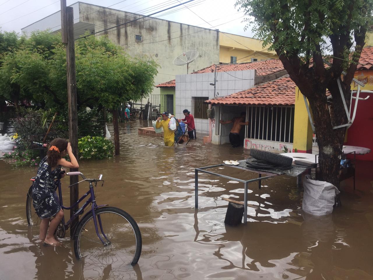 Problema de escoamento gera transtornos na Vila Coqueiro