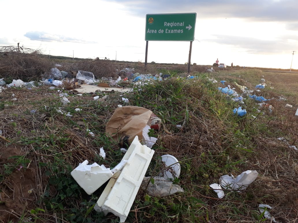 Moradores denunciam que avenida de acesso ao Detran está sendo transformada em lixão