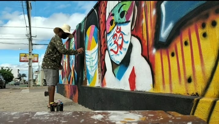 Artista usa grafite e muda cenários da cidade