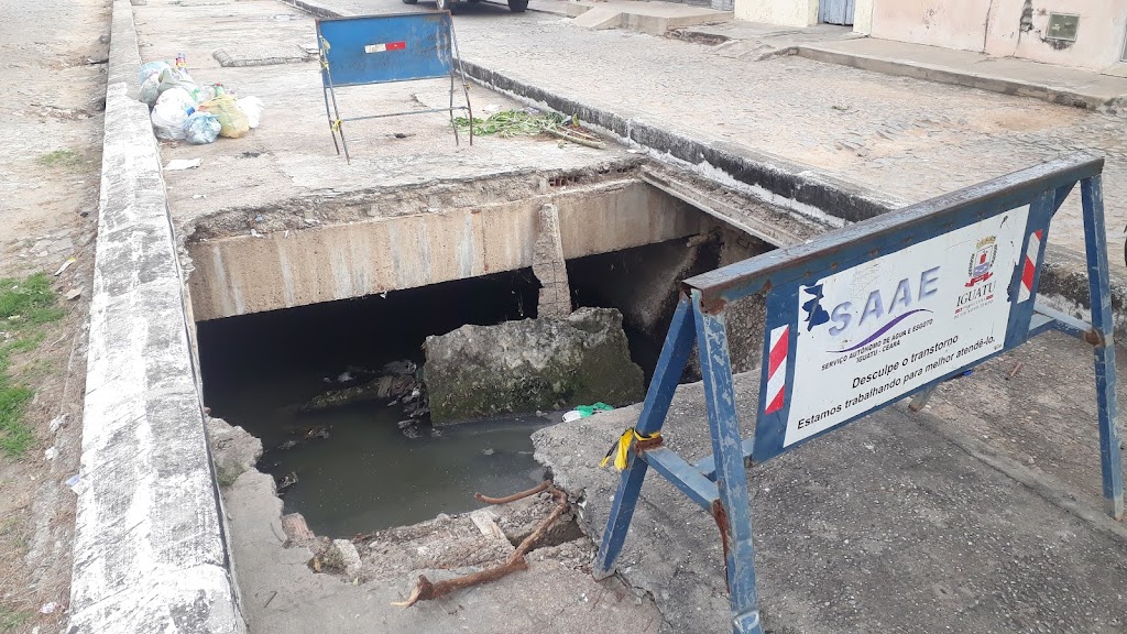 Moradores reclamam buraco no canal há mais de um ano