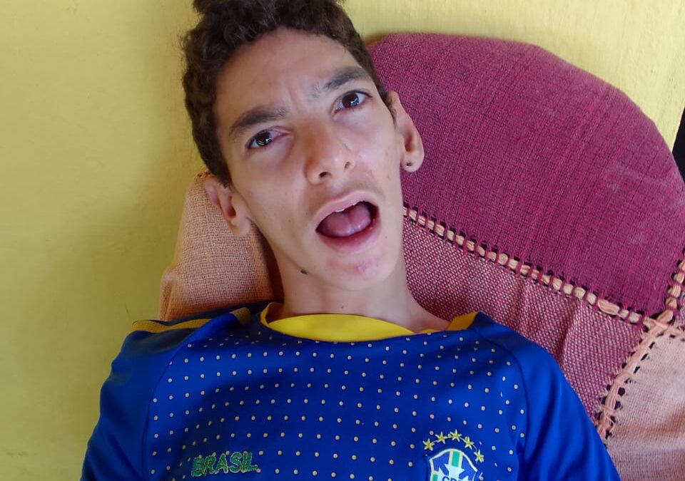 Mãe de adolescente com Paralisia Cerebral reclama falta de atendimento médico domiciliar