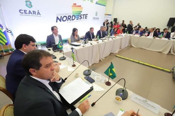 Governadores discutem projetos e recursos para energias renováveis em Fortaleza