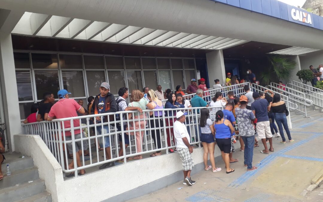Clientes reclamam das filas na Caixa Econômica