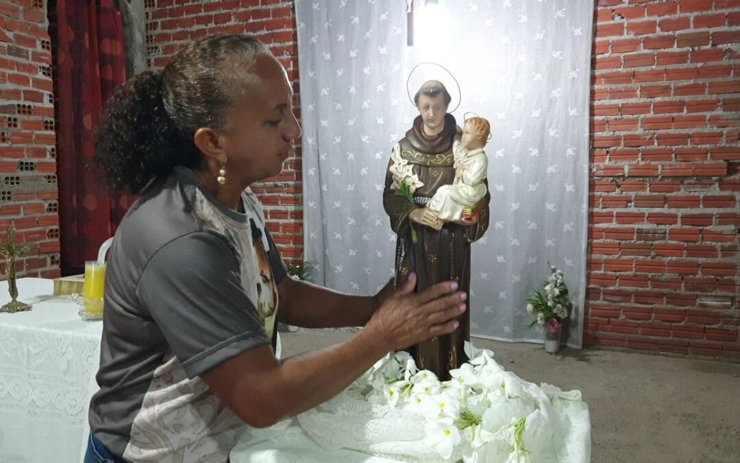 Devotos vivem a expectativa para o dia de Santo Antônio