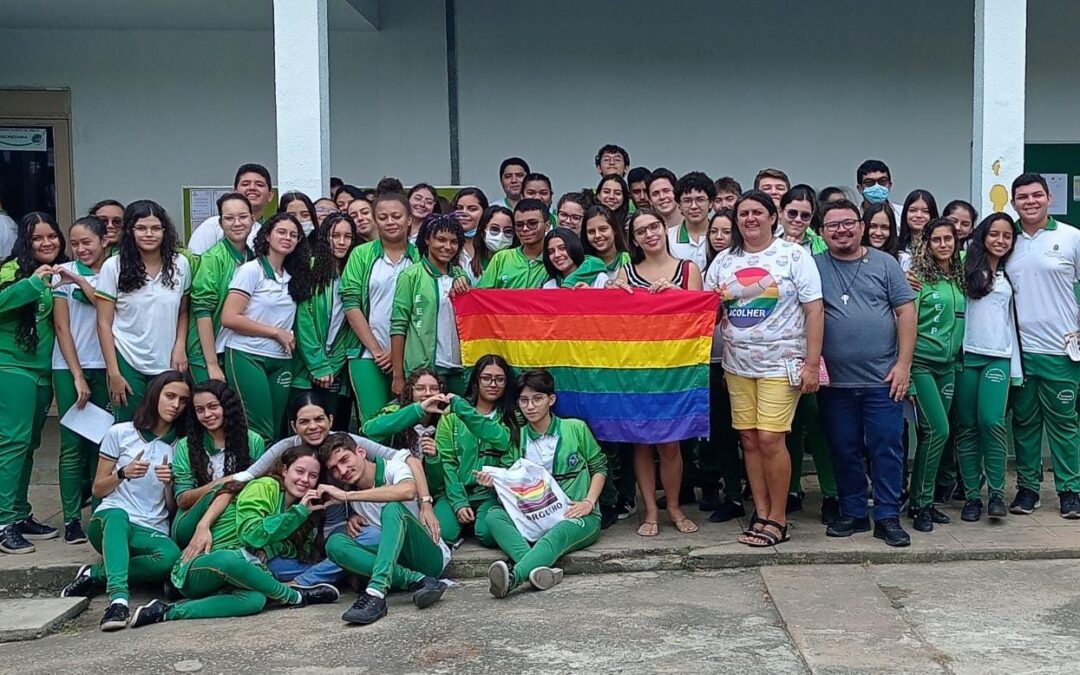 Escola abre espaço para diálogo entre sociedade e público LGBT