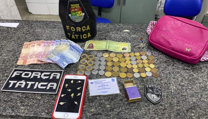 Mulher é presa por tráfico de drogas na Rua Zé Pereira