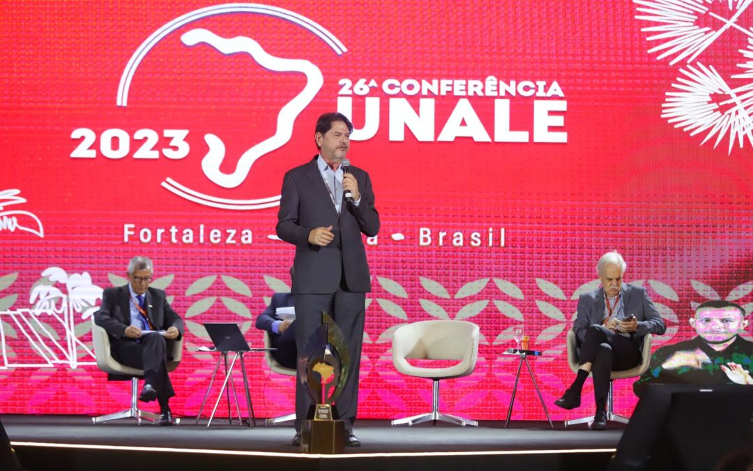 Cid Gomes palestra em encontro da Unale e promete recorrer à Justiça para garantir que seu grupo político deixe o PDT no Ceará