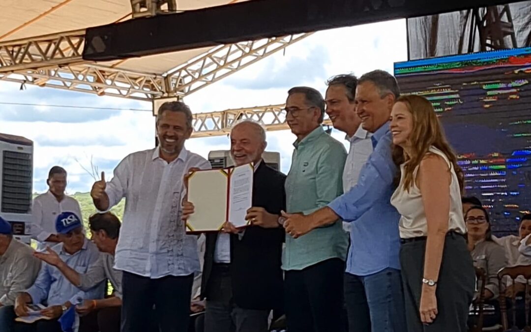 Em Iguatu, Lula acompanha obras de ferrovia, autoriza construção de ramal hídrico, presencia protestos e faz promessas