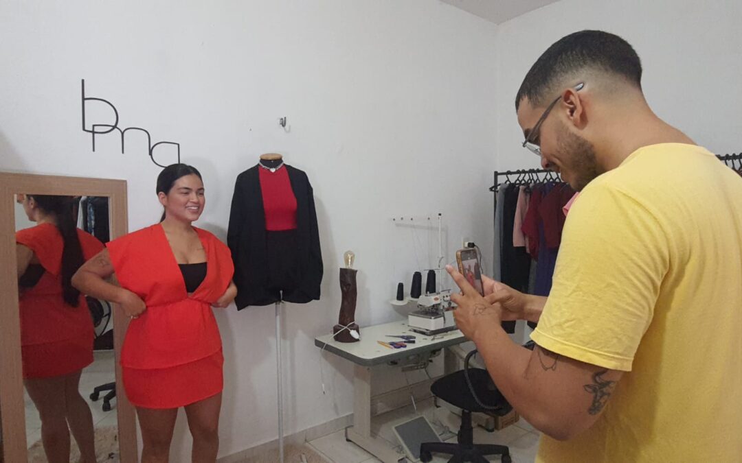 Jovem larga emprego e cria própria marca de moda feminina