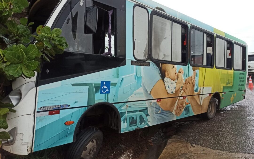 Ônibus com pacientes de Iguatu colide com poste na RMF e deixa cinco feridos