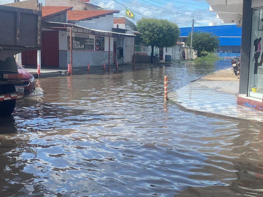 Alagamentos em Iguatu geram protestos de moradores nos bairros Areias e Cajueiro