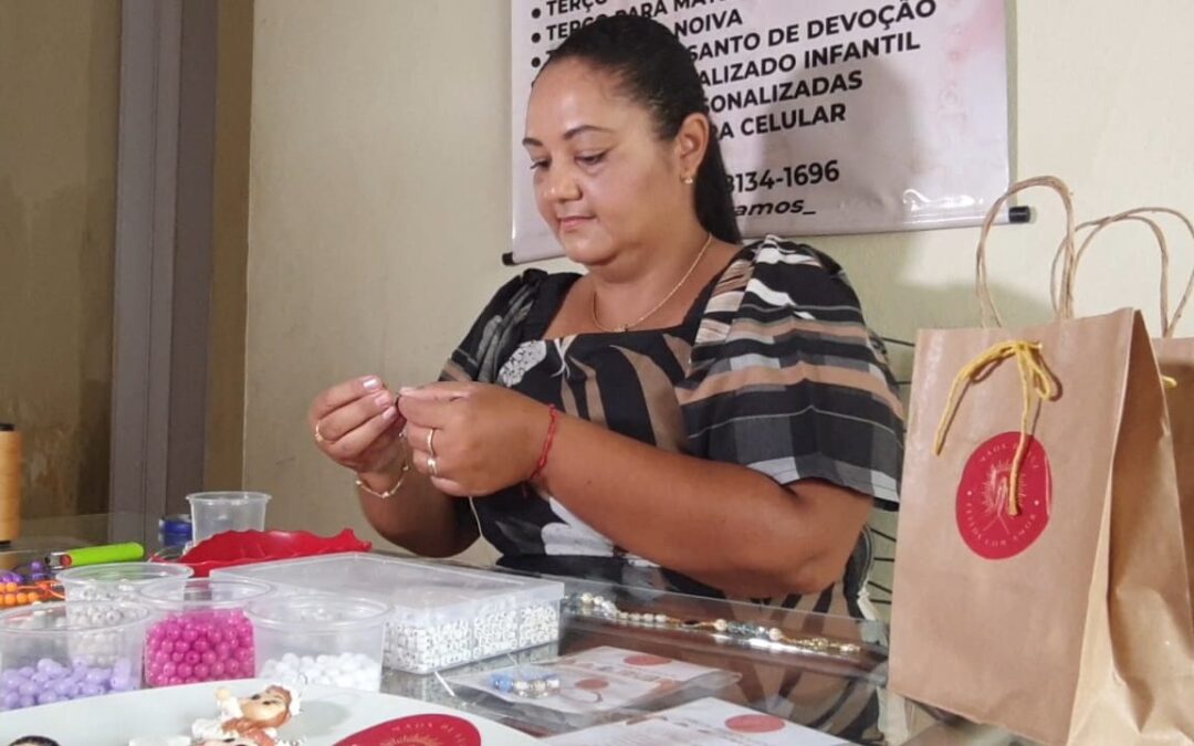 Dona de casa investe na personalização de terços religiosos