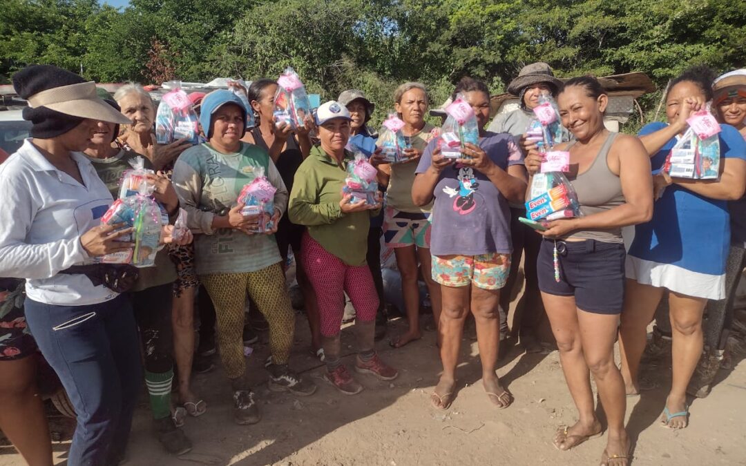 Policiais Militares entregam kits de higiene pessoal para mães do lixão e do assentamento Altiplano