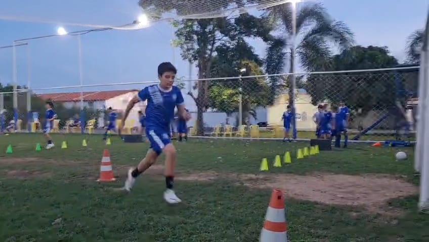Escolinha de Futebol do Azulão tira criançada da ociosidade