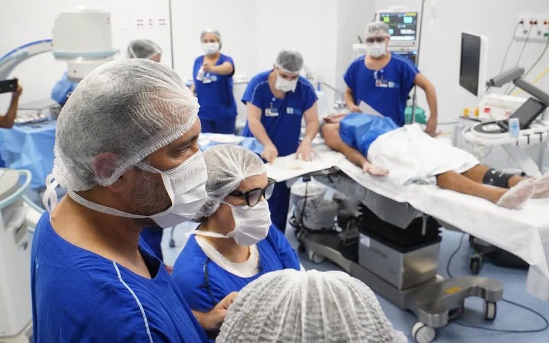 Governador Elmano de Freitas autoriza a contratação extra de mais 13.500 cirurgias eletivas na rede privada para reduzir filas por procedimento