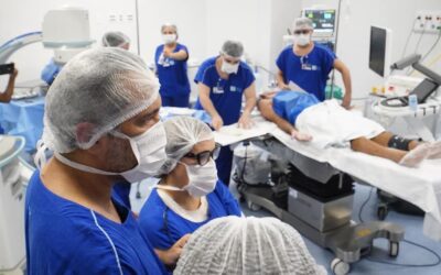 Governador Elmano de Freitas autoriza a contratação extra de mais 13.500 cirurgias eletivas na rede privada para reduzir filas por procedimento