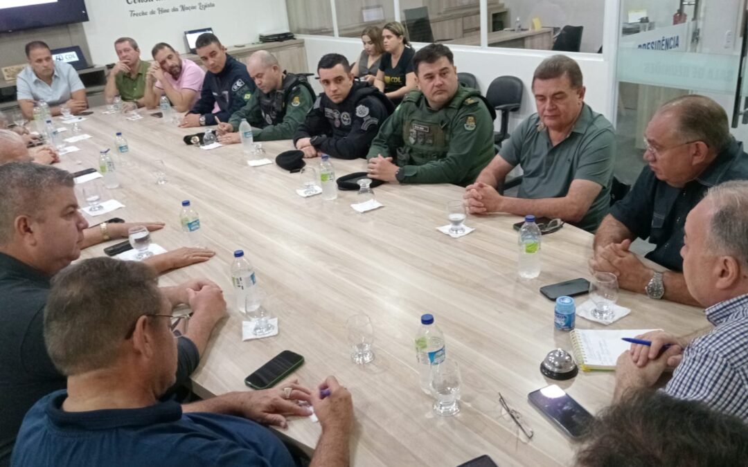 Diretores da CDL reunidos com autoridades da PM e GMC para debater segurança