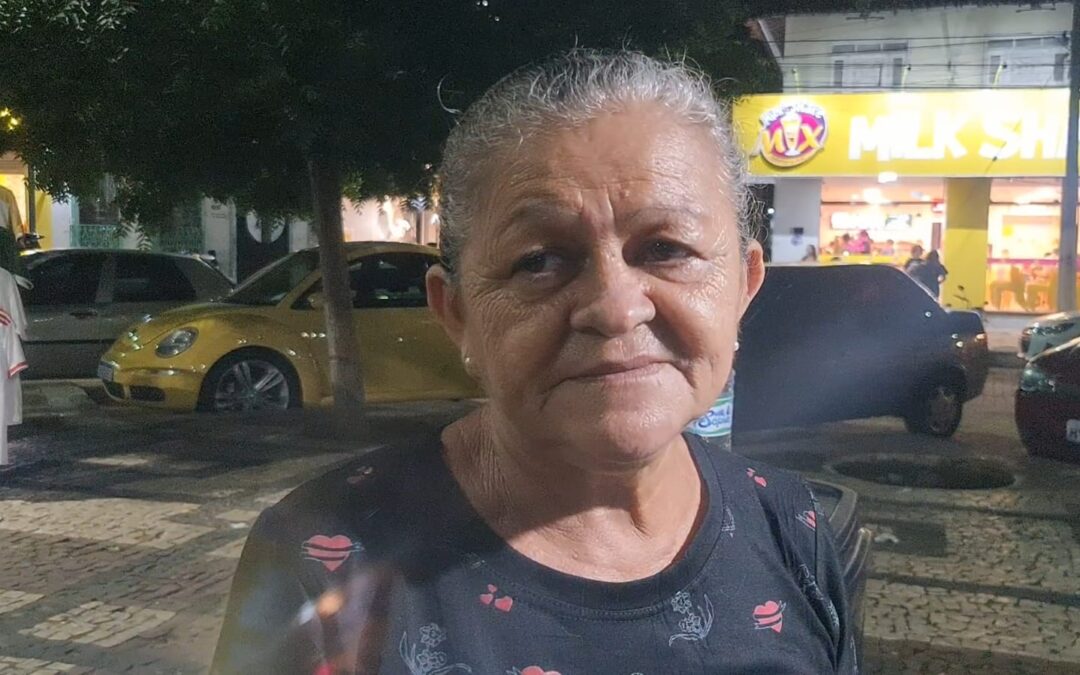 Dona Ana Maria ‘pipoqueira’ passou a vender na praça para melhorar a saúde