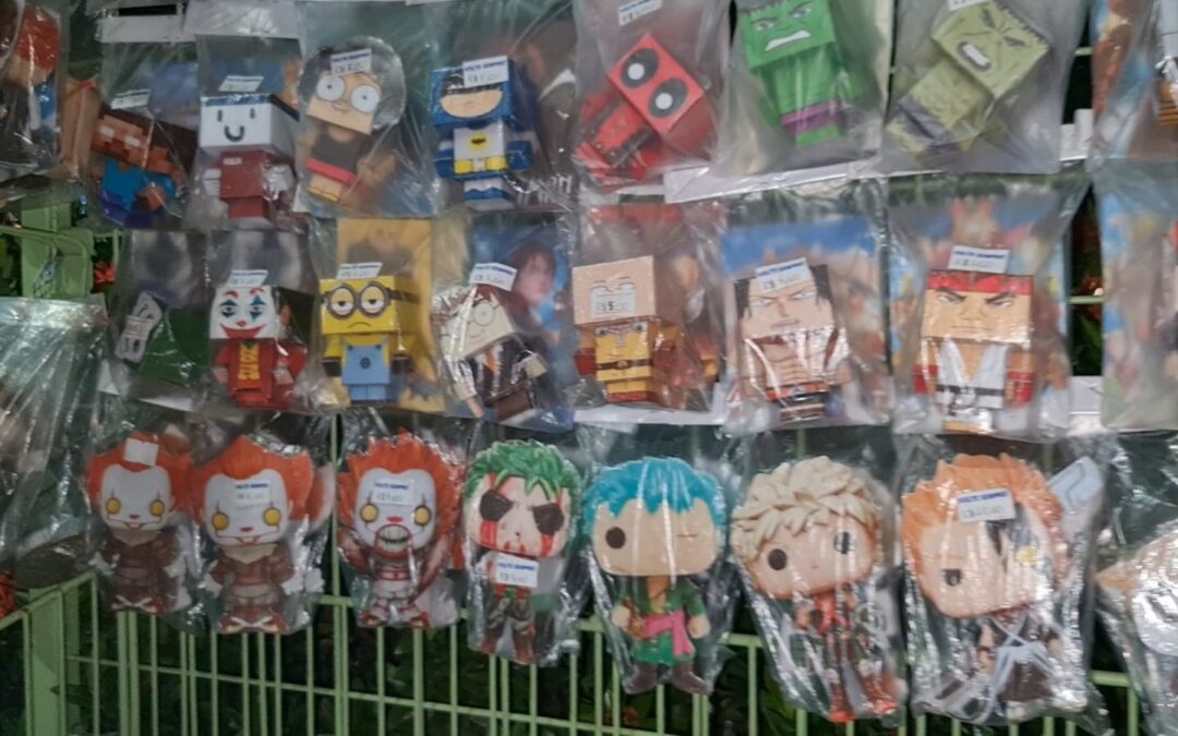 Adilson Lima transformou hobby em renda com arte de fazer miniaturas de personagens em papel