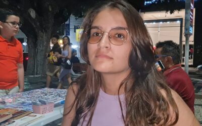 Acadêmica de Direito vende livros para incentivar a leitura entre os jovens