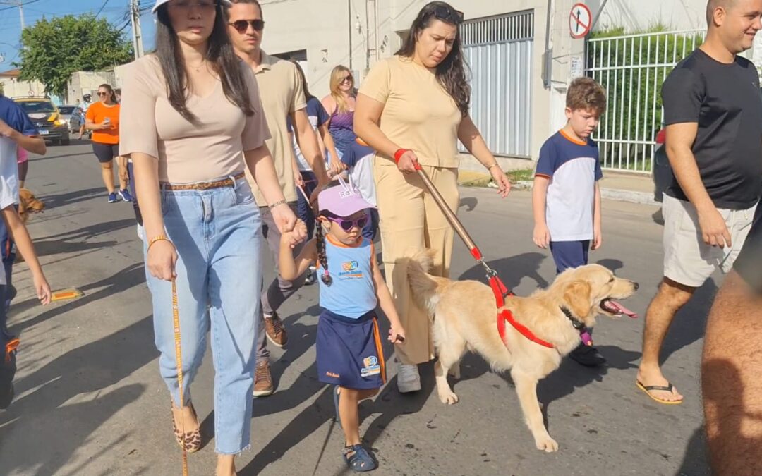 Estudantes, pais e pets participam de ‘cãominhada’