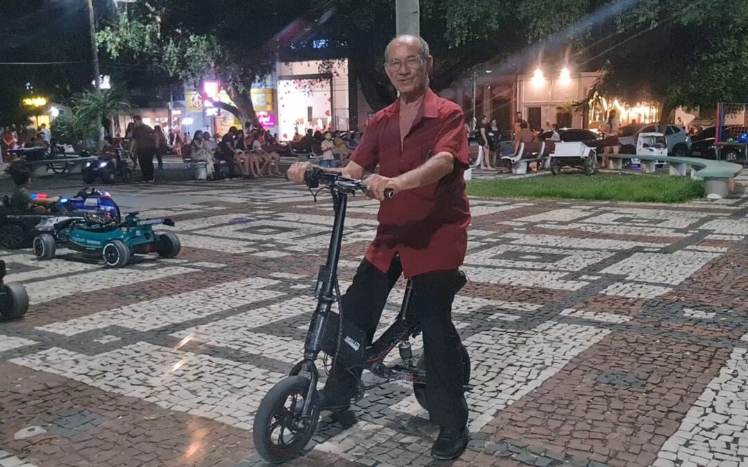 Cícero Vitor empreende alugando brinquedos elétricos na Praça da Matriz