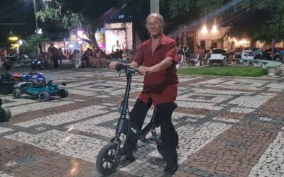 Cícero Vitor empreende alugando brinquedos elétricos na Praça da Matriz