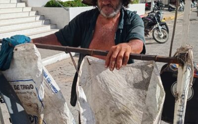 Catador de recicláveis cria seu próprio carro coletor