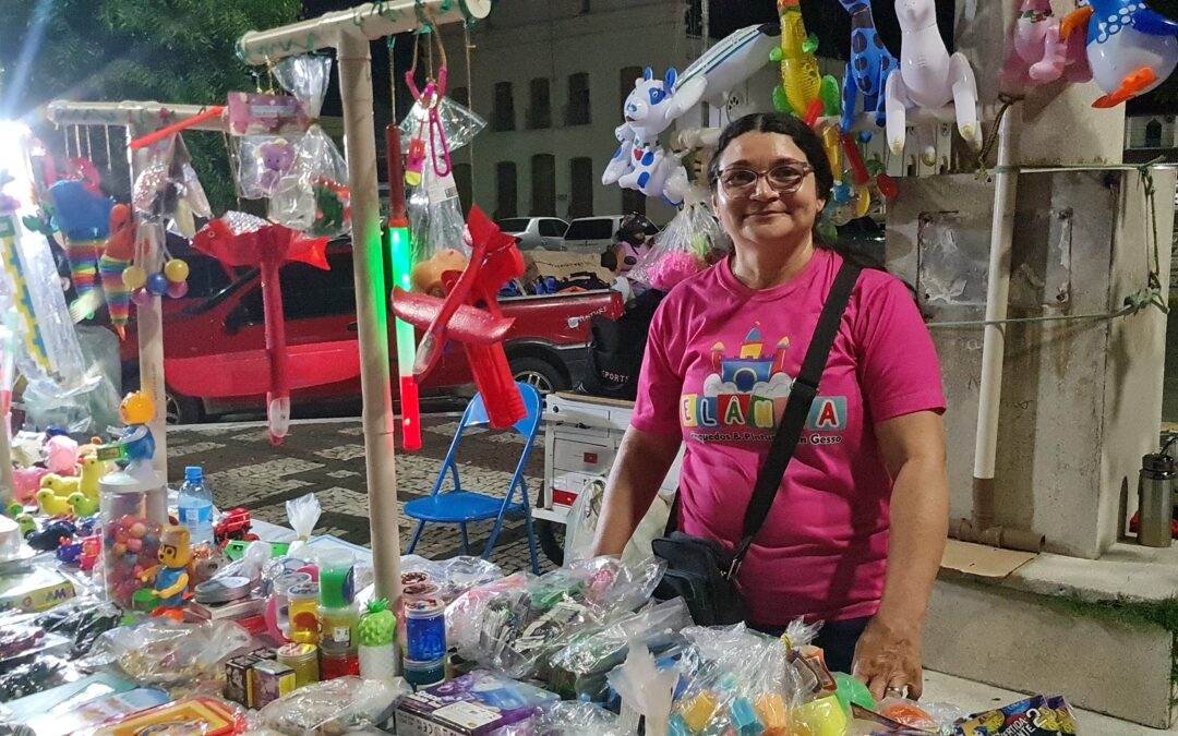 Elânia Cristina enfrentou câncer vendendo brinquedos como terapia