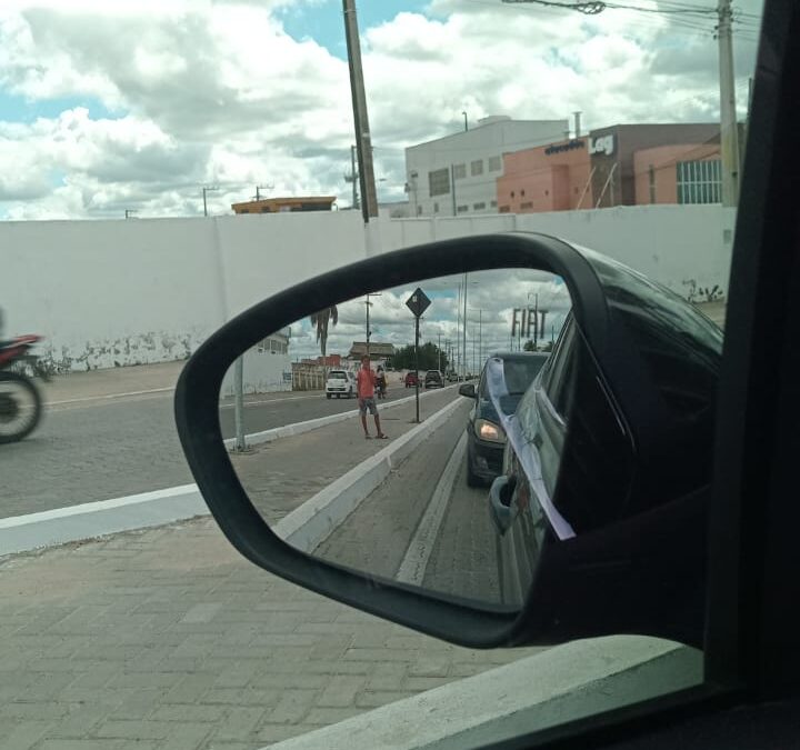 Crianças novamente flagradas pedindo dinheiro em semáforo da Perimetral