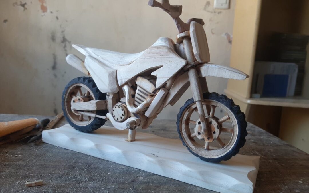 Ex-pintor ganha a vida  construindo miniaturas de madeira para colecionadores e decoração