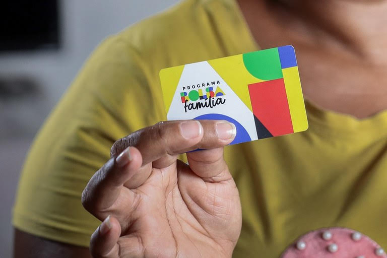 Lula celebra saída de quase 1 milhão de famílias do programa Bolsa Família motivada pelo aumento da renda. No Ceará, foram 60,9 mil em julho