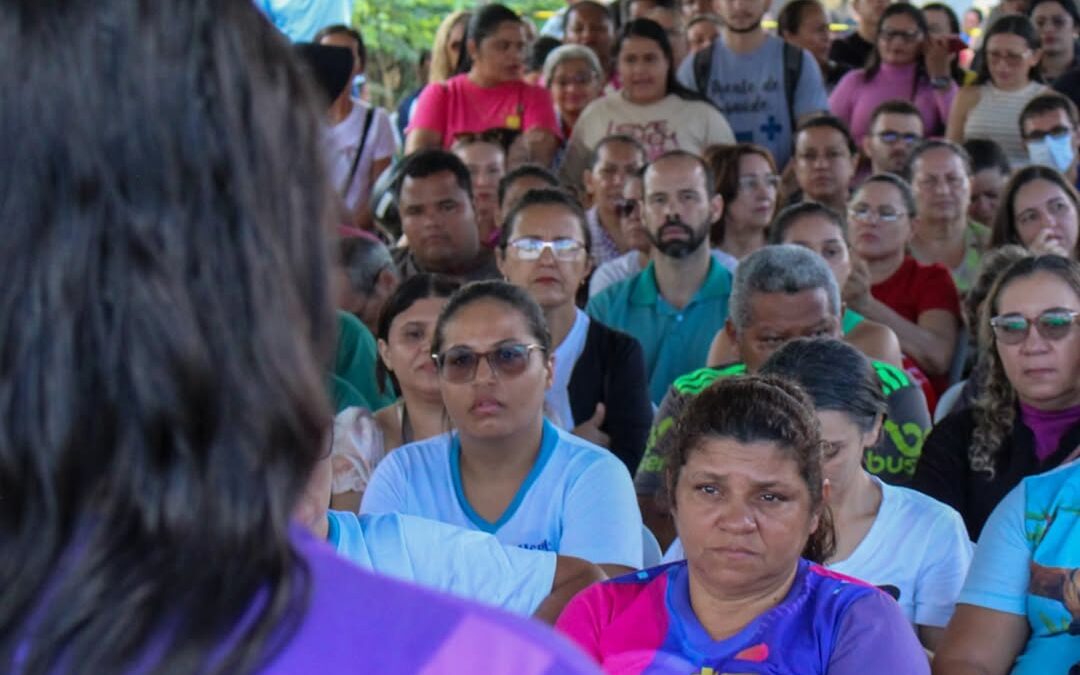Servidores públicos fazem paralisação após ato em frente à Prefeitura de Iguatu