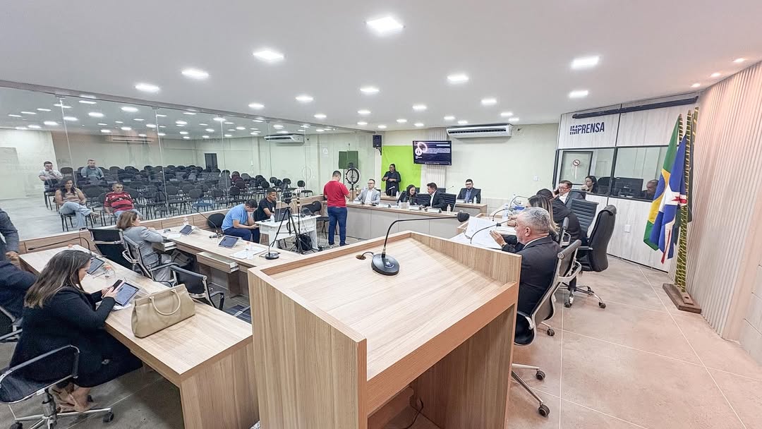 Câmara retoma atividades com nova configuração política, presença de concursados e votação de projetos de lei