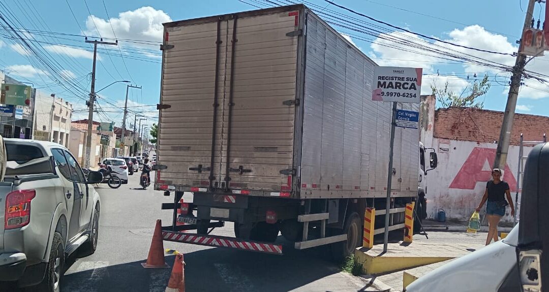 Caminhão com problemas mecânicos ‘entala’ em cruzamento do Centro