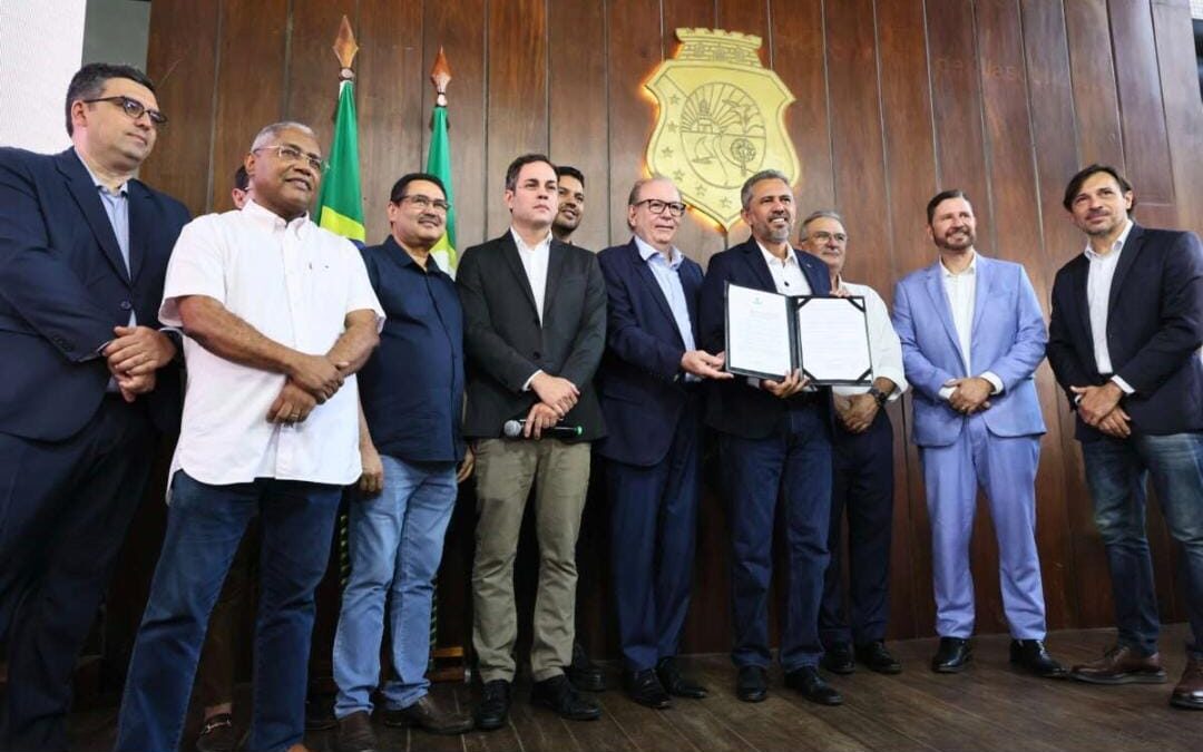 Elmano de Freitas assina decreto com ações de apoio a empresas cearenses afetadas pelo tarifaço de Trump