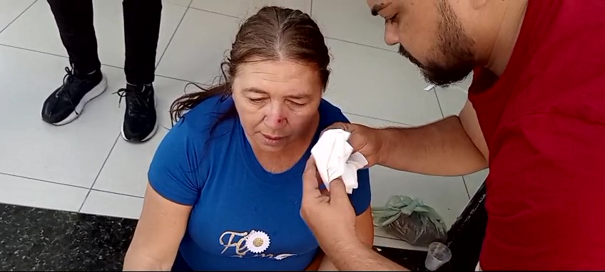 Idosa sofre queda após tropeçar em calçada obstruída no centro