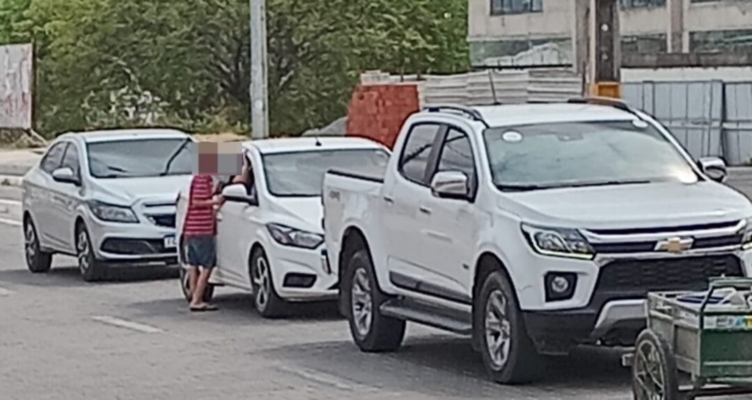 Mãe de gêmeos desafia justiça e mantém filhos ‘pedintes’ nos semáforos