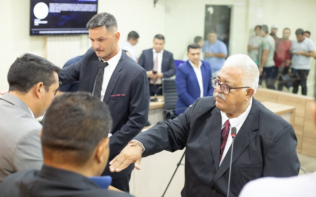 Câmara empossa oitavo suplente no ano em semana marcada por aprovações de projetos e presença de autoridades